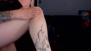 Tattooed curvy lady Denaya squirting her fat juicy pussy